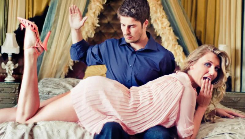 Una donna che viene sculacciata